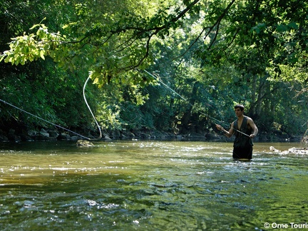 Pêche dans l'Orne à Saint Cèneri le Gérei