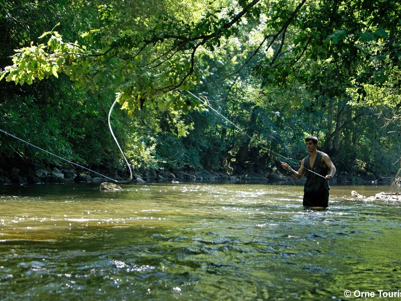 Pêche dans l'Orne à Saint Cèneri le Gérei