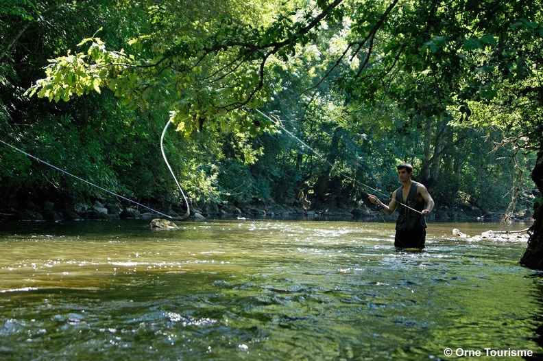 Pêche dans l'Orne à Saint Cèneri le Gérei